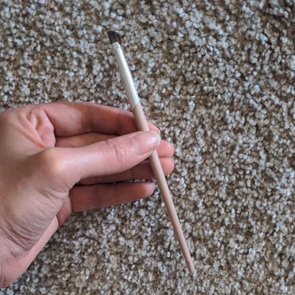 Beautyblender Wing Man Curved Eyeliner Brush - Picture 1 of 1